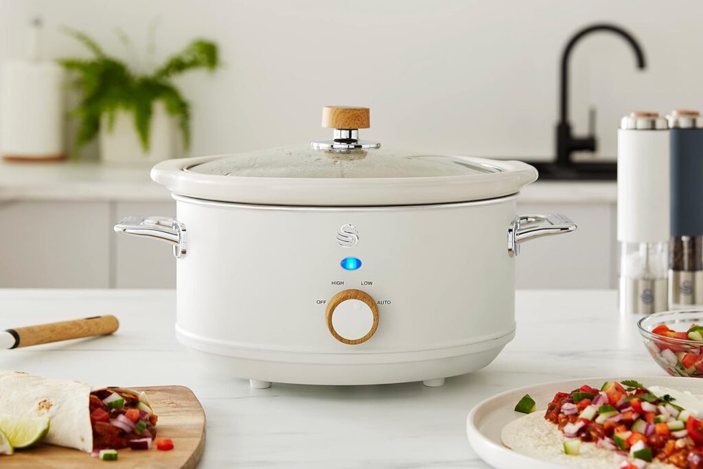 Swan SF17021WHTN Nordic Slow Cooker with 3 Temperature Settings, Keep Warm Function, 3.5L, 200W, White